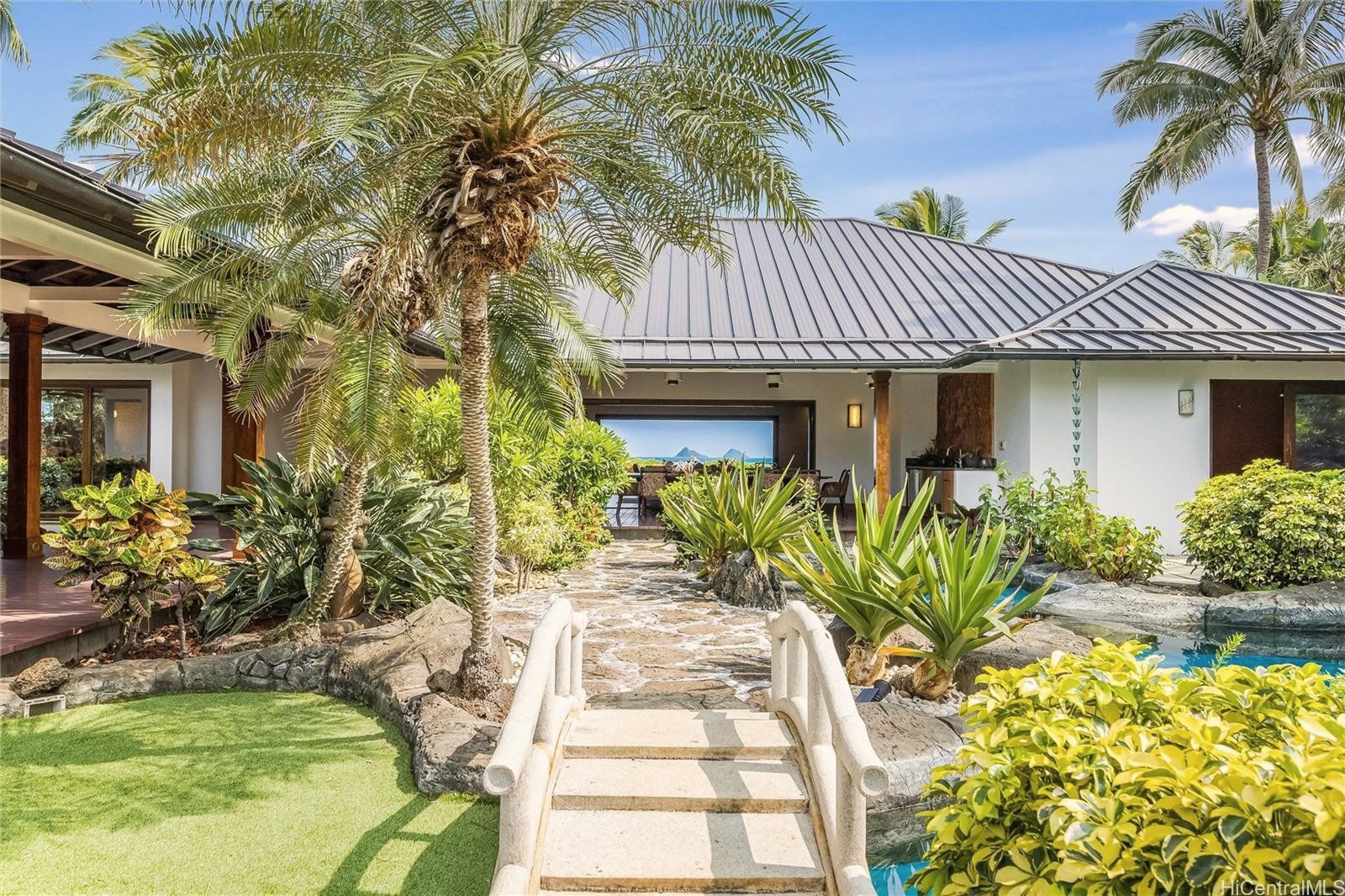 Single level oceanfront home at 47 Kailuana Place, Kailua